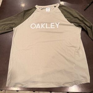 Oakley Men's Beige and Green Raglan Shirt